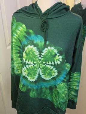 💞3/$24💞 Green Tie-Dye Hoodie with Shamrock Size L